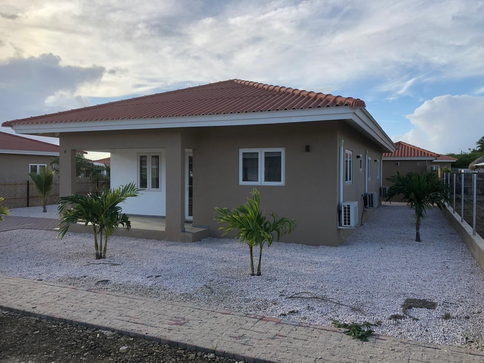 Bungalow mit Veranda und Kiesgarten