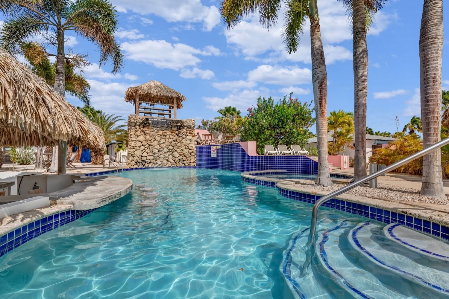 Piscina del resort con cascada de roca