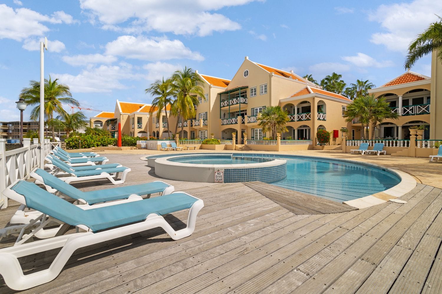 Piscina compartida con jacuzzi