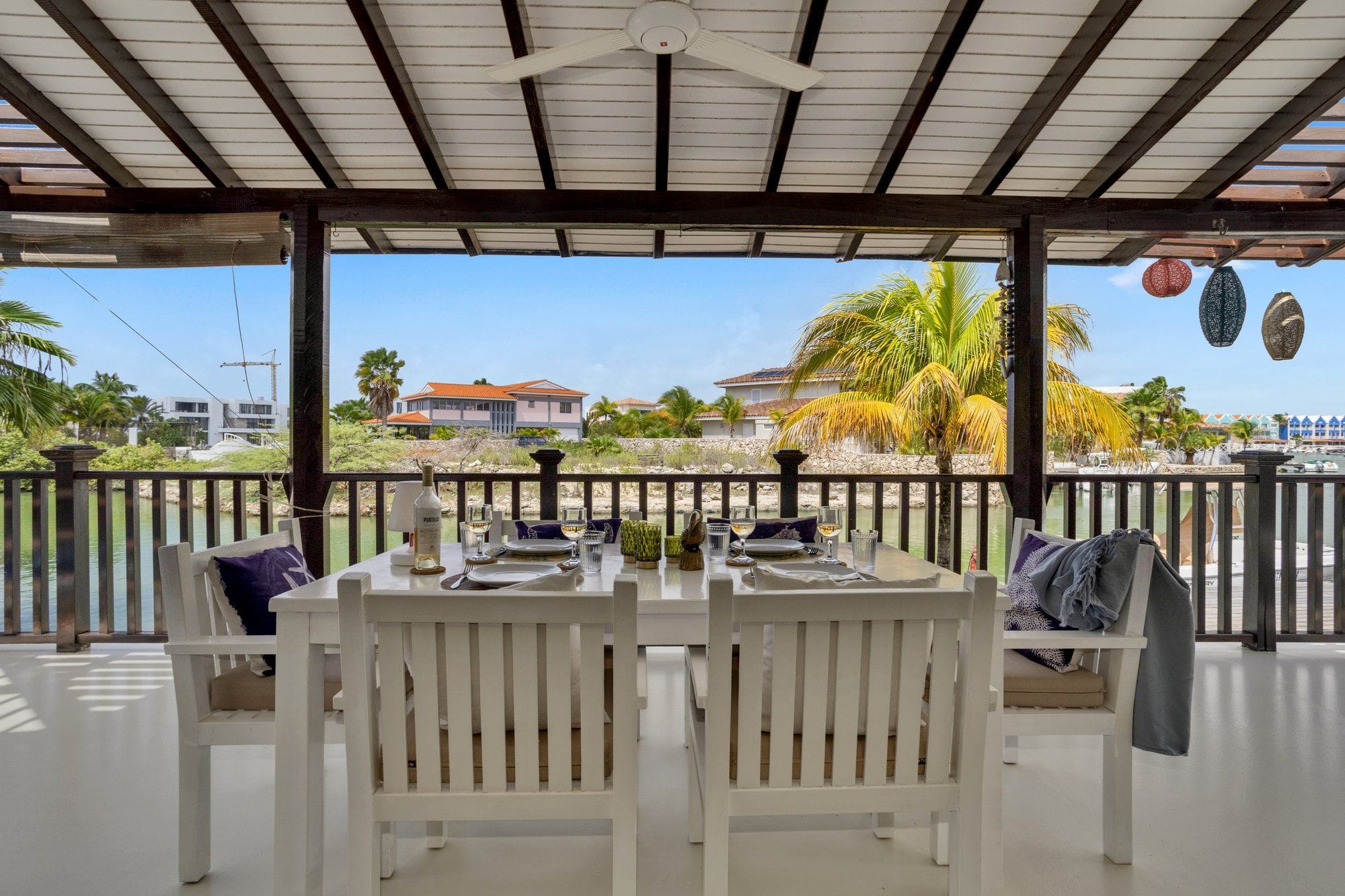 Gedeckter Tisch auf der Veranda am Wasser
