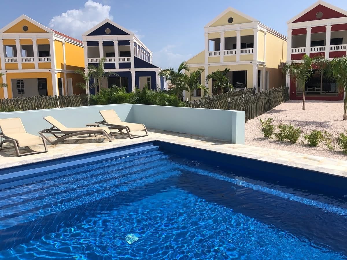 Piscina compartida con tumbonas