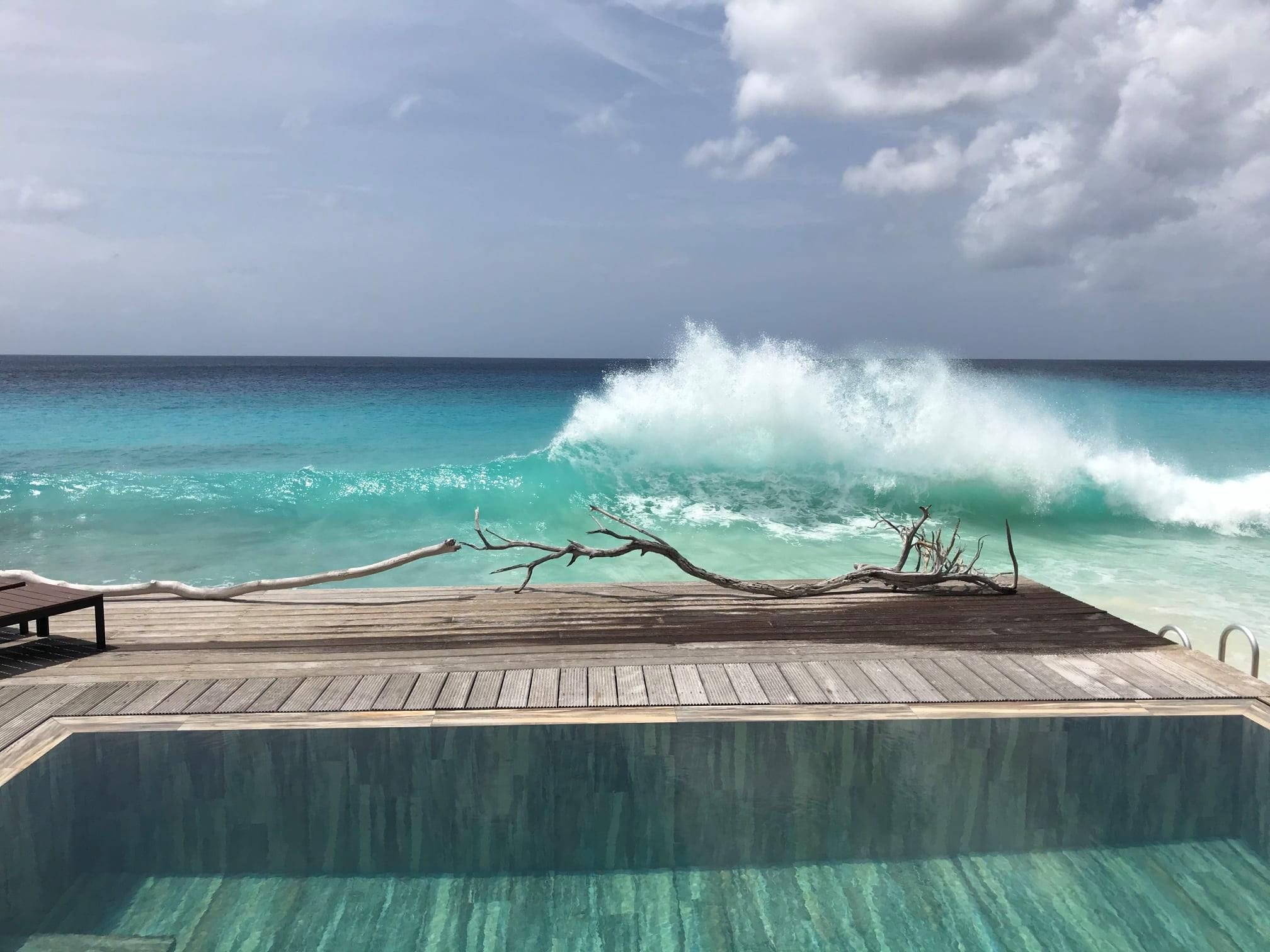 Welle am Holzdeck am Meer