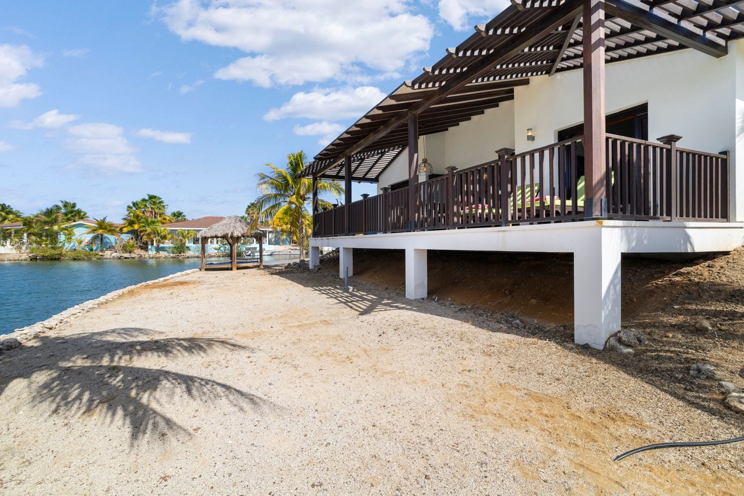 Villa con balcón de madera cubierto