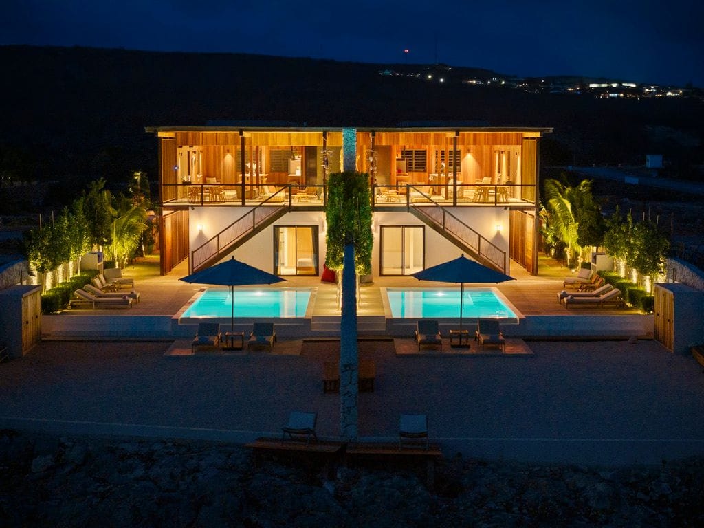 Las villas iluminadas de noche
