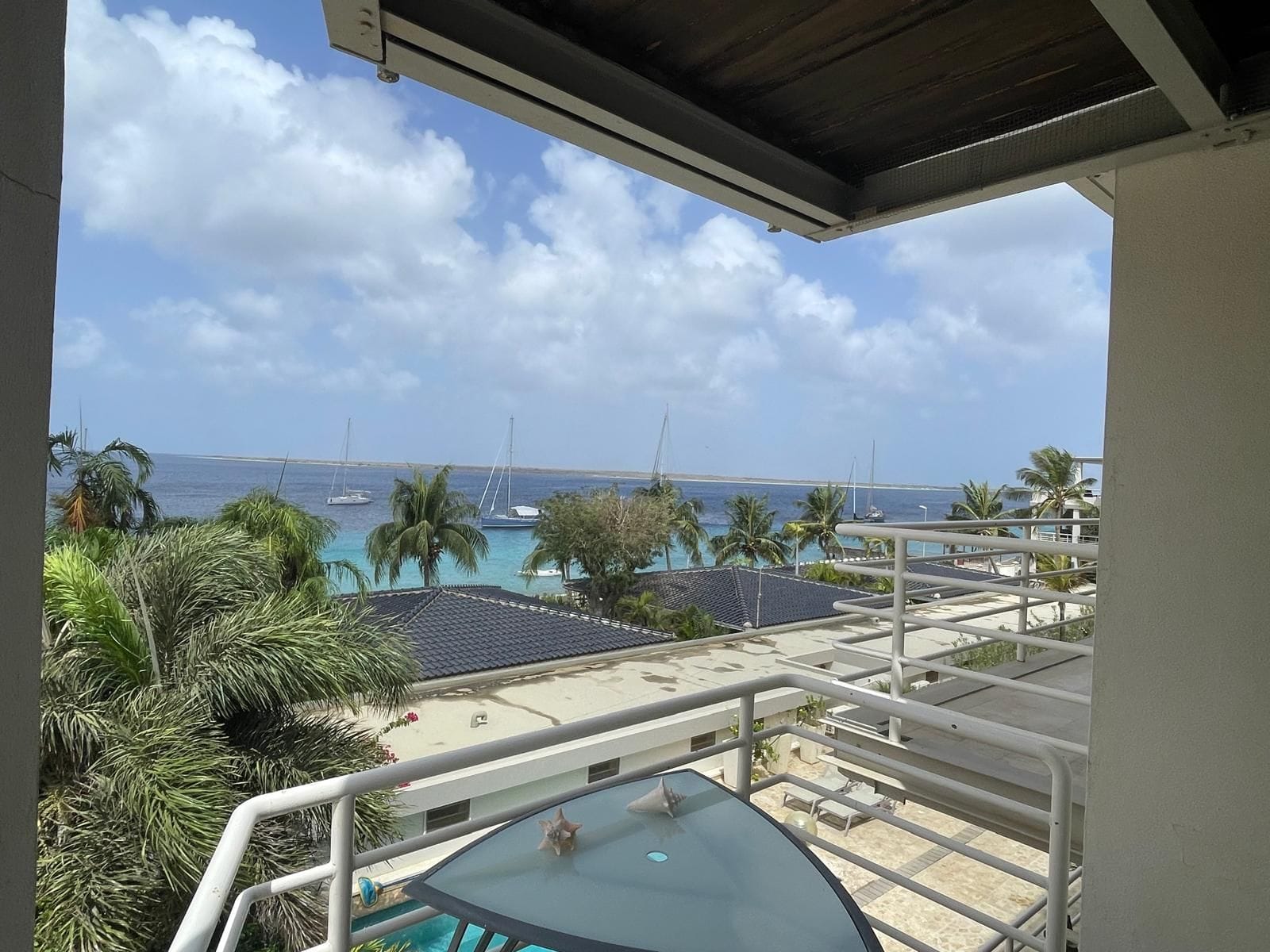 Blick vom Balkon aufs Meer