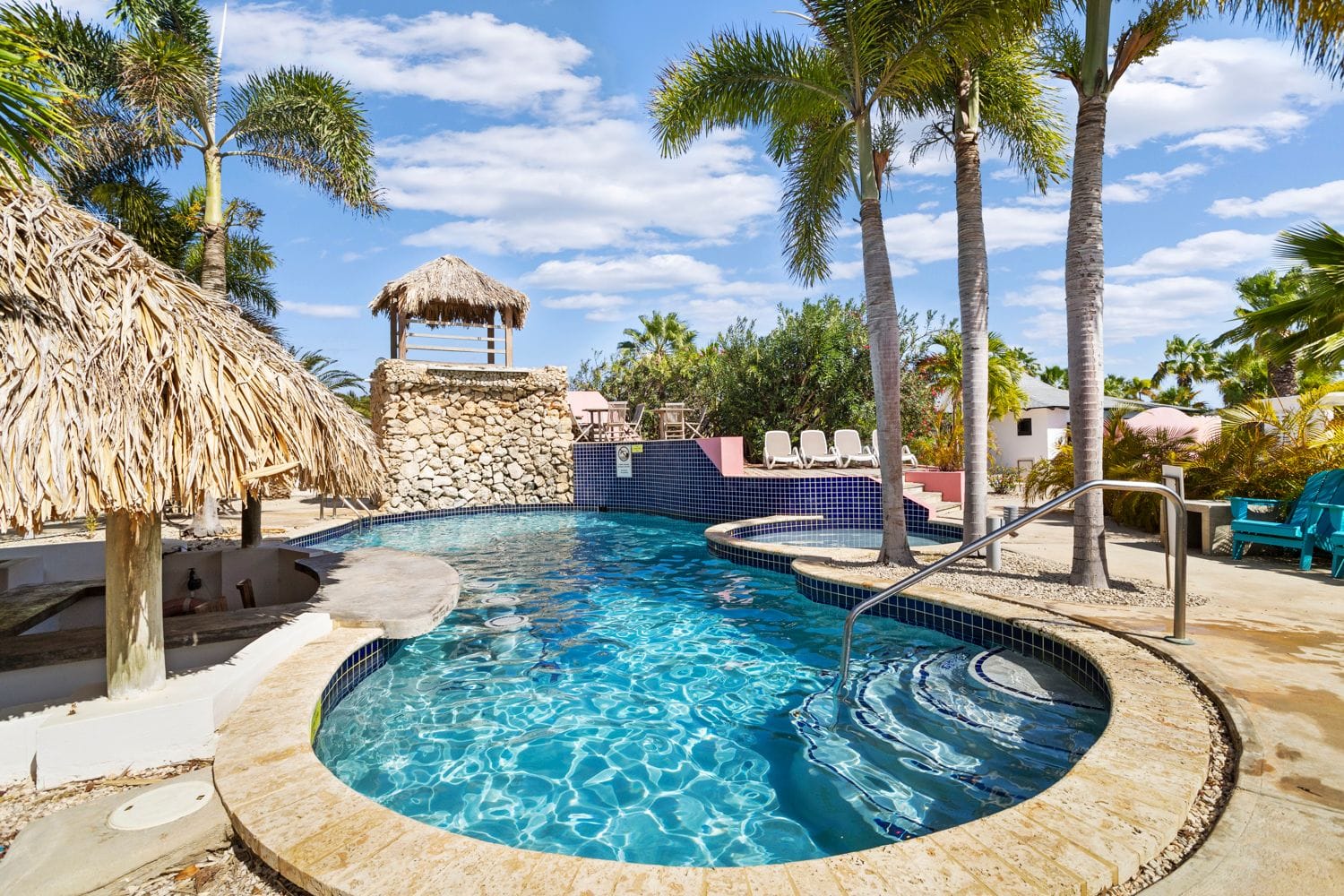 Piscine du resort avec tour en pierre
