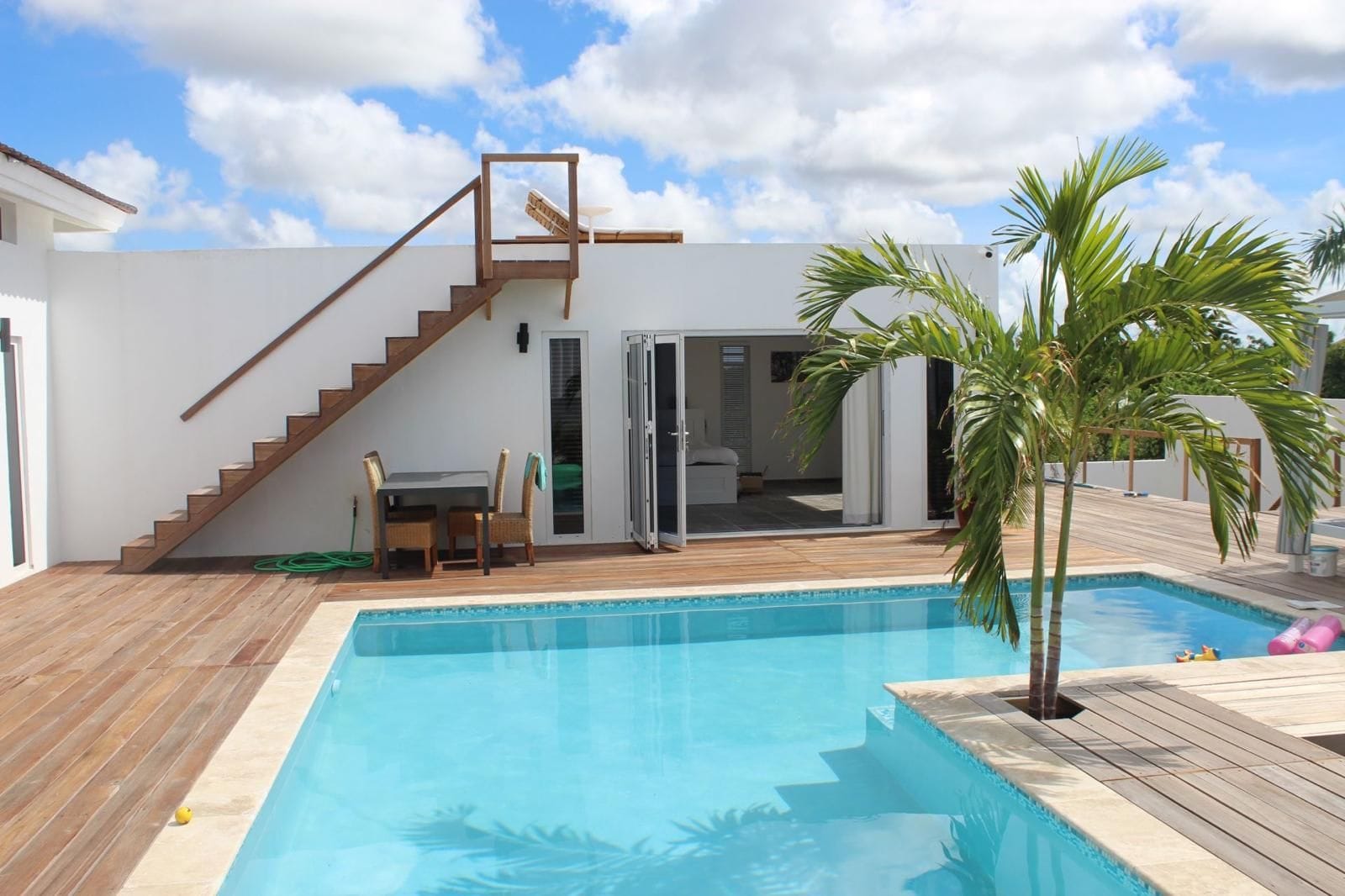 Pool und Treppe zur Dachterrasse