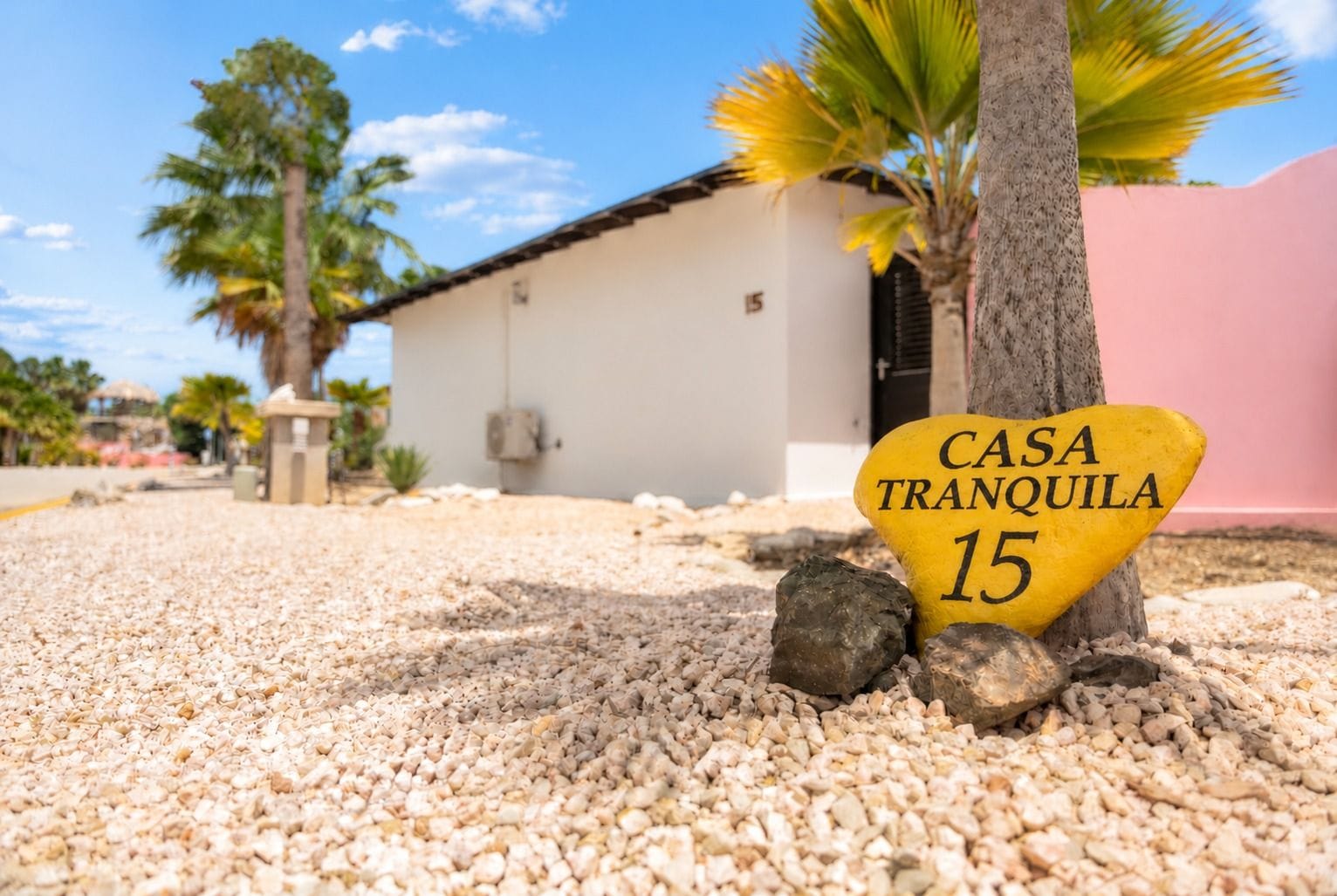 Piedra amarilla en forma de corazón con Casa Tranquila 15