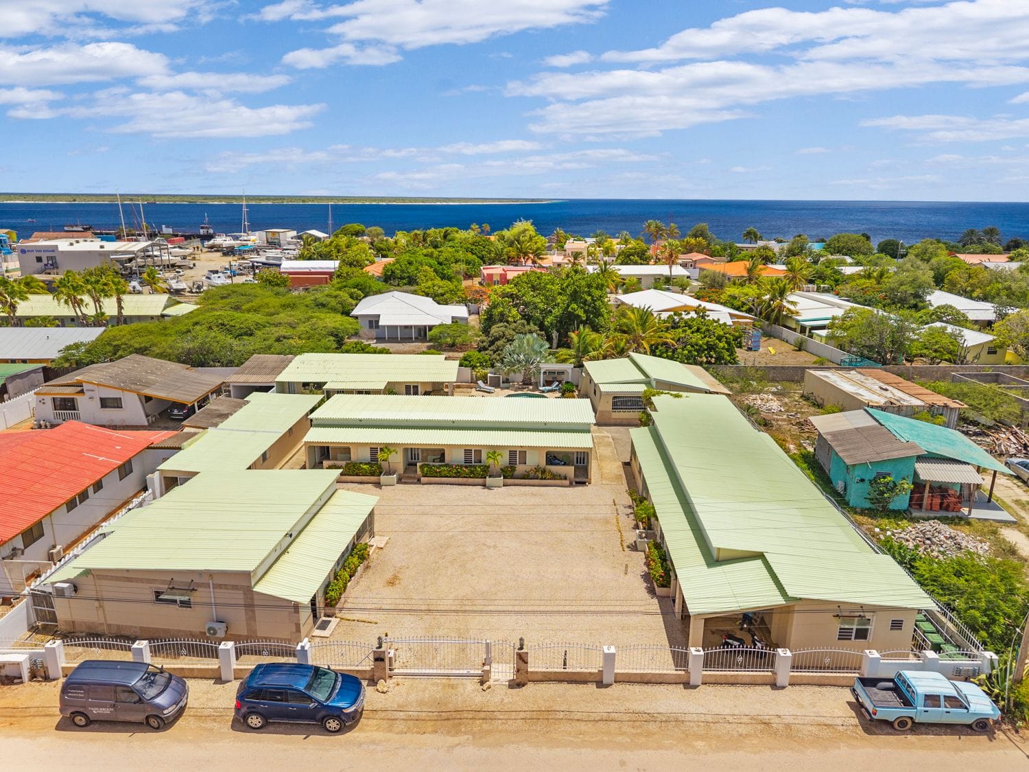 Aquarius Residence mit Klein Bonaire am Horizont