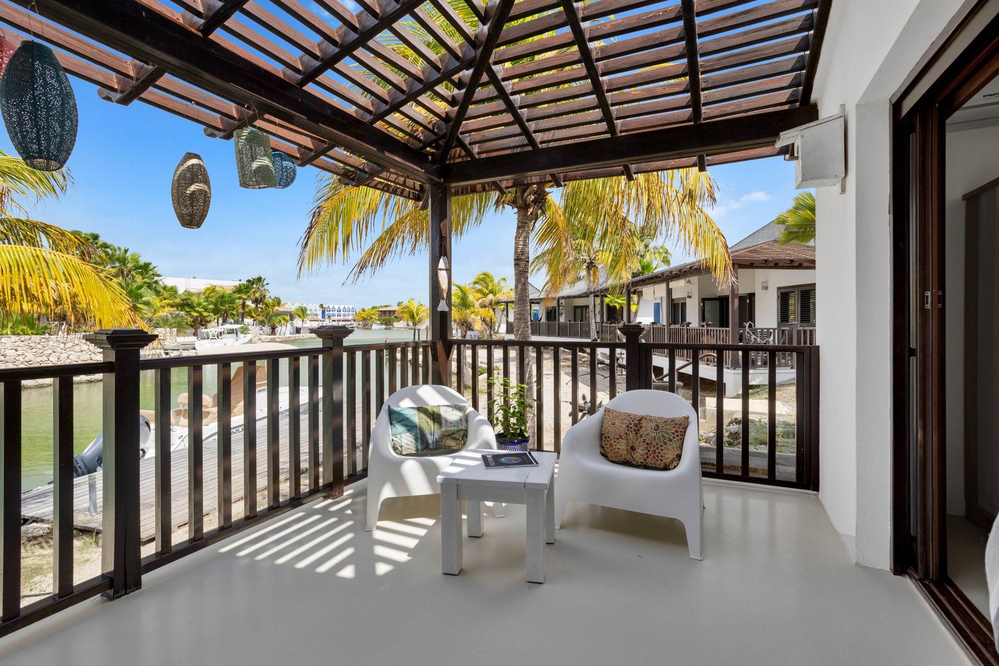 Loungesessel unter einer Pergola