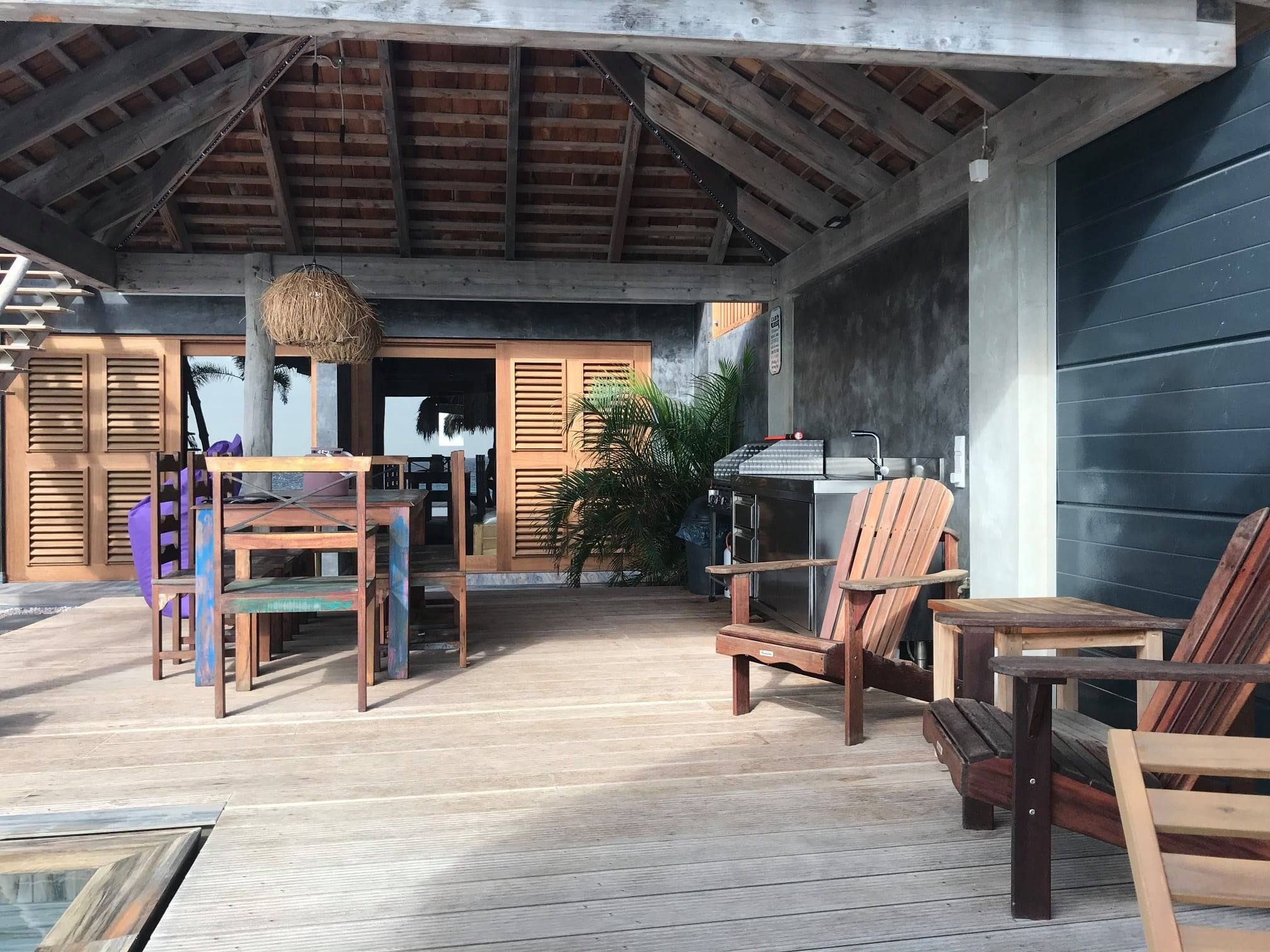 Überdachte Terrasse mit Grill