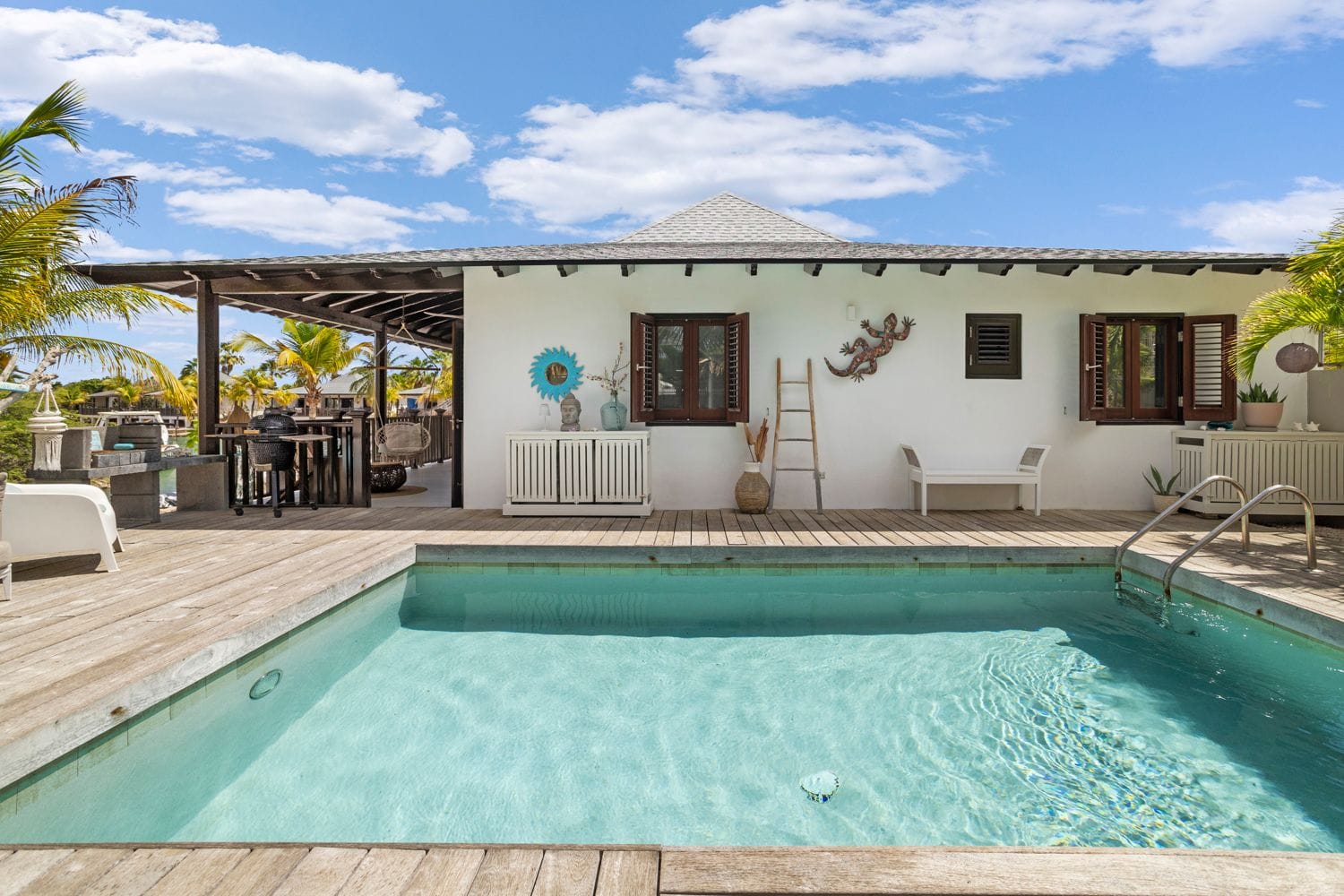 Piscine devant la maison blanche