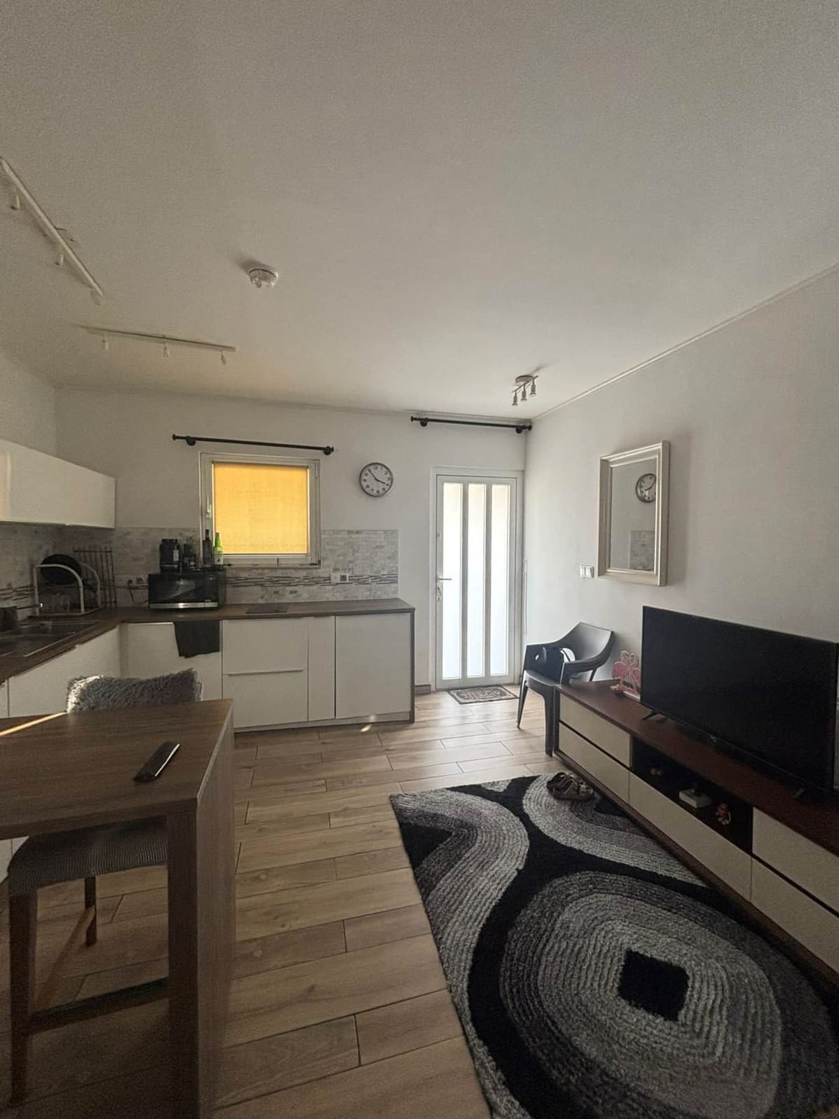 Woonkamer met keuken op de achtergrond