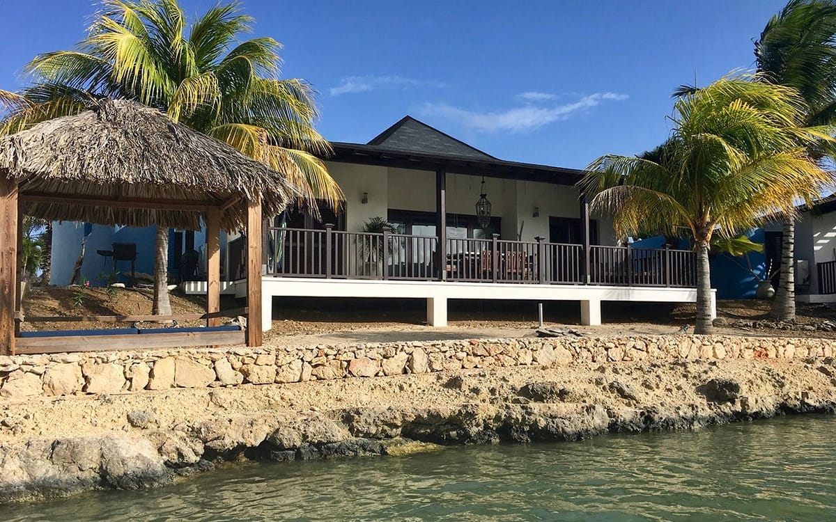 Villa junto al agua con palapa