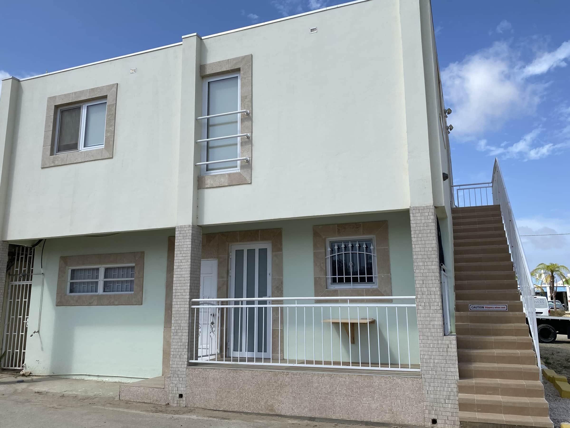 Wit appartementengebouw met buitentrap