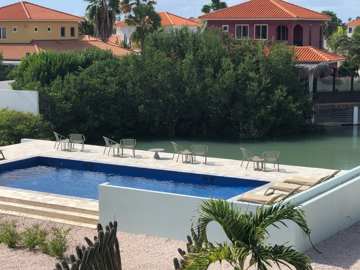 Piscina compartida junto al agua