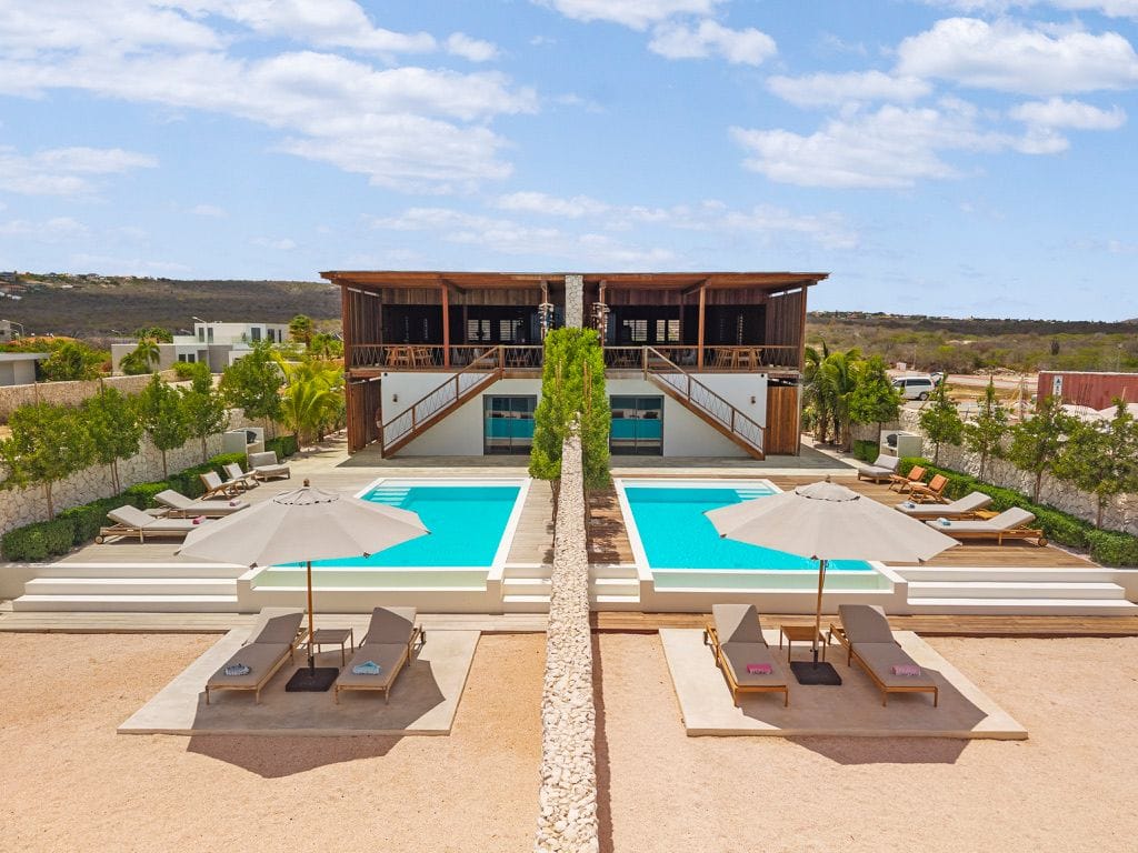 Dos villas, cada una con su piscina