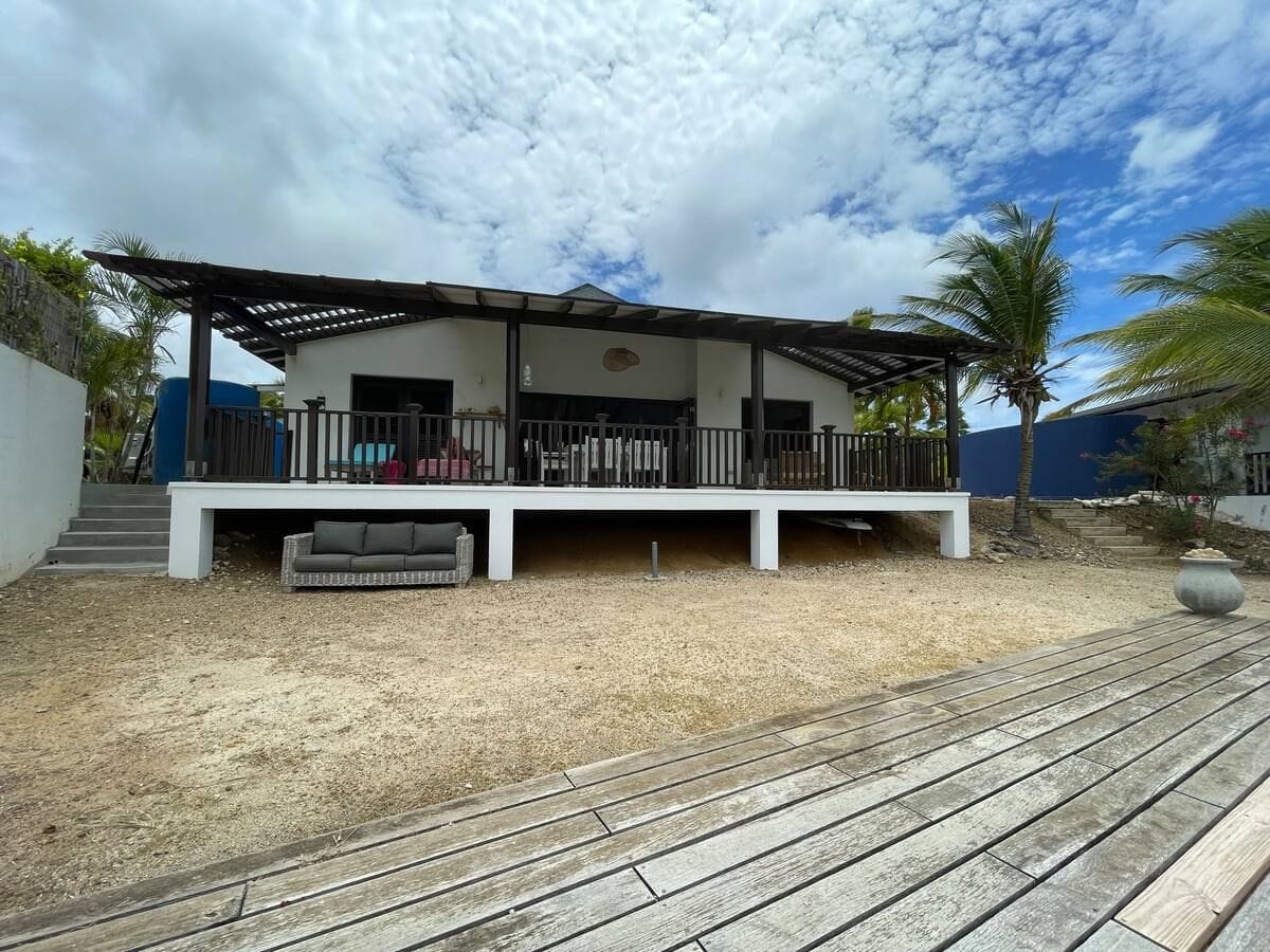 Die Villa vom eigenen Steg aus