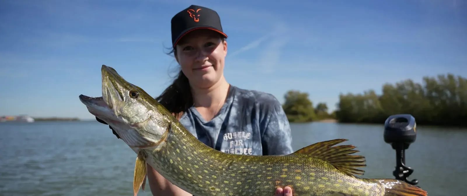 Rick met een snoekbaars die zich vergreep aan een forse spinnerbait