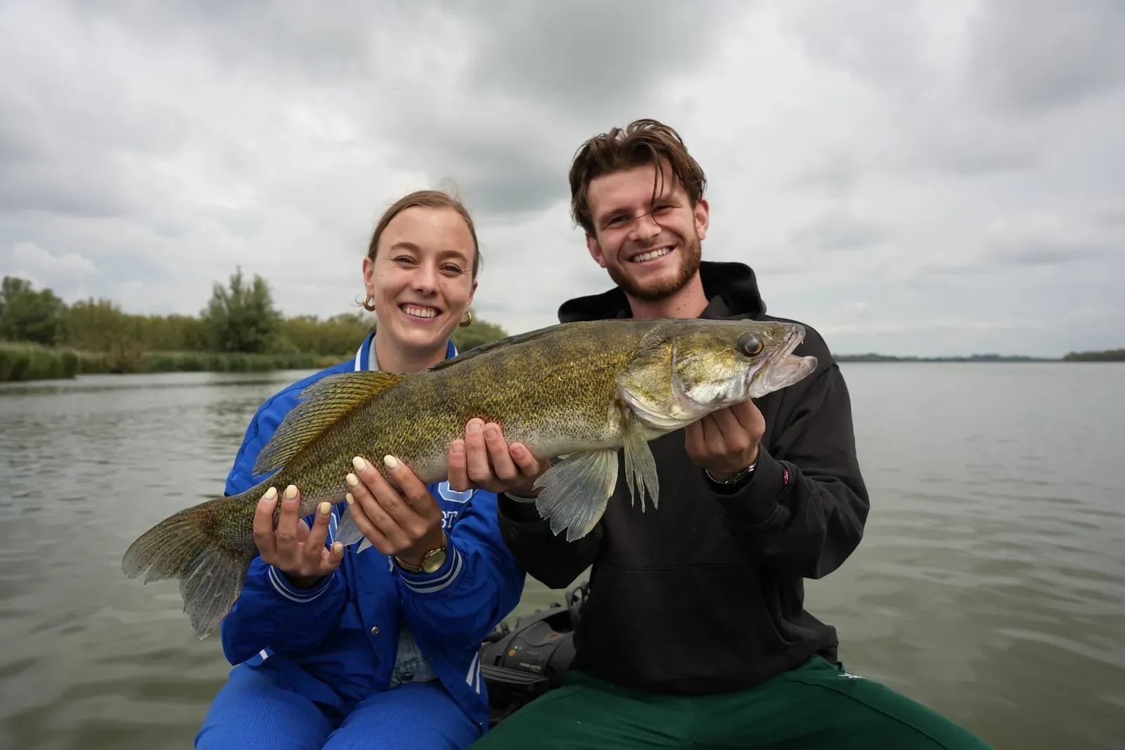Lexi en Mike houden samen de snoekbaars van 72 centimeter vast