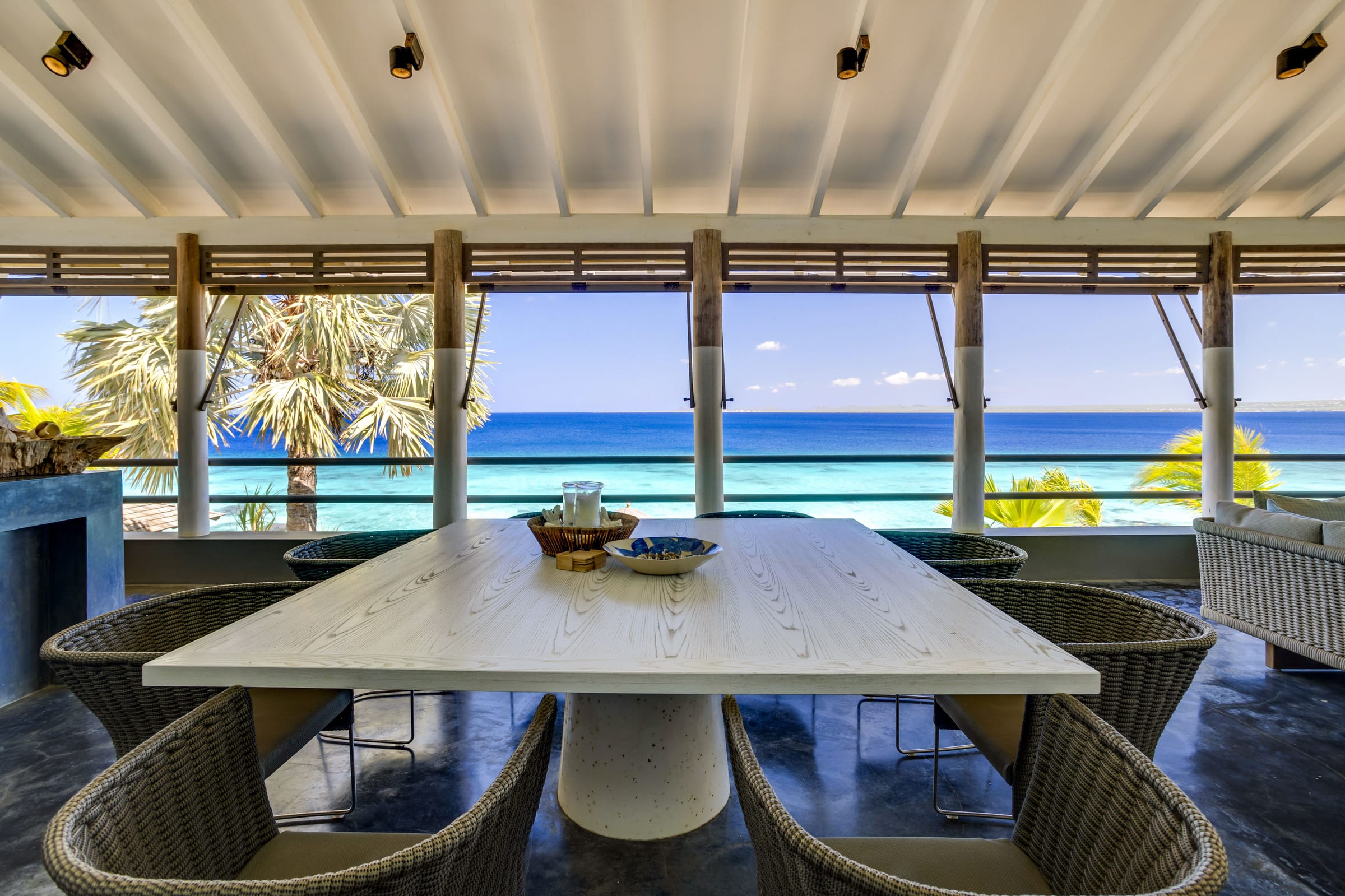 Eettafel van Mi Casa met uitzicht over de Caribische Zee