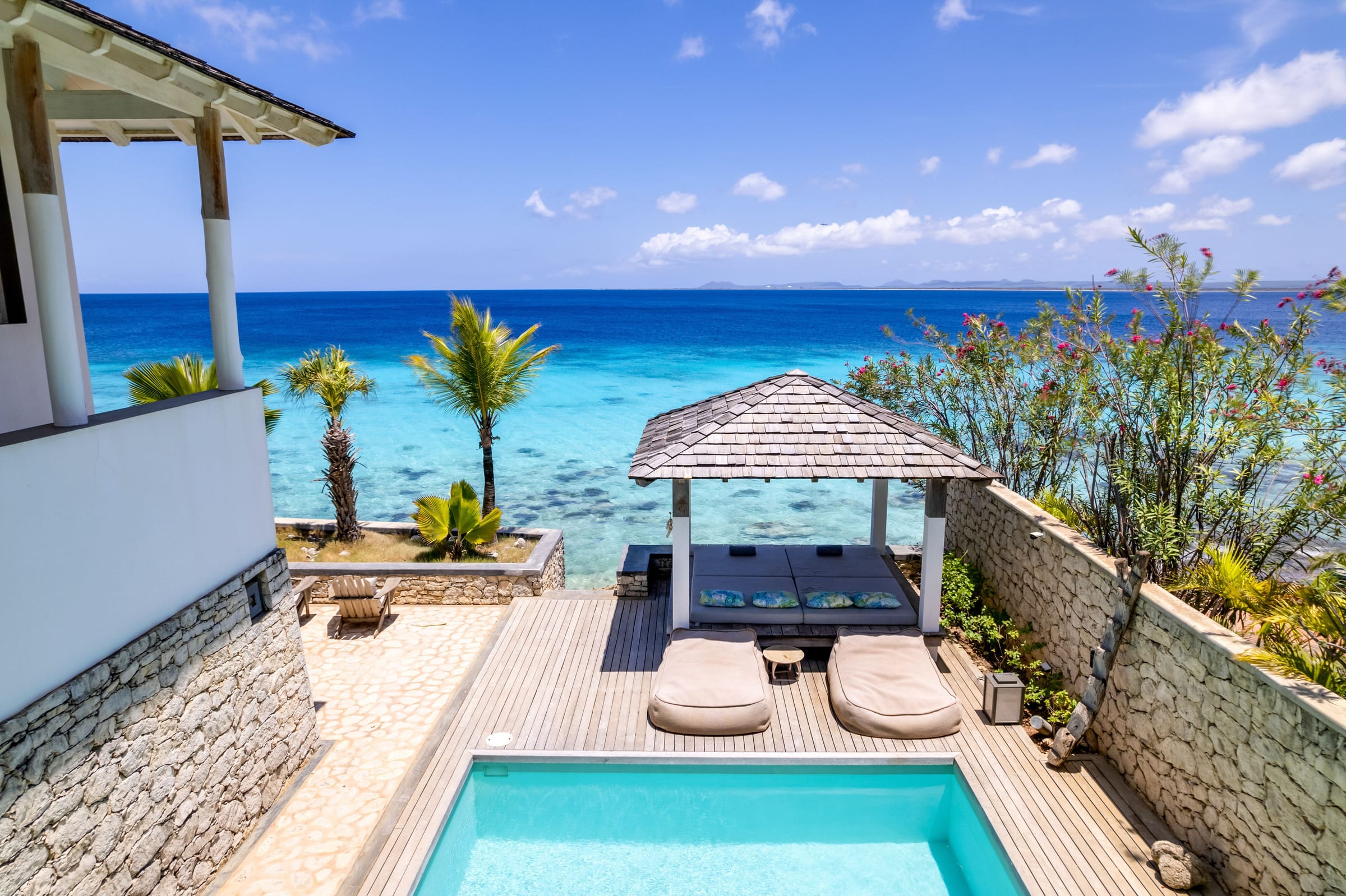Vue aérienne sur la piscine face à la mer des Caraïbes