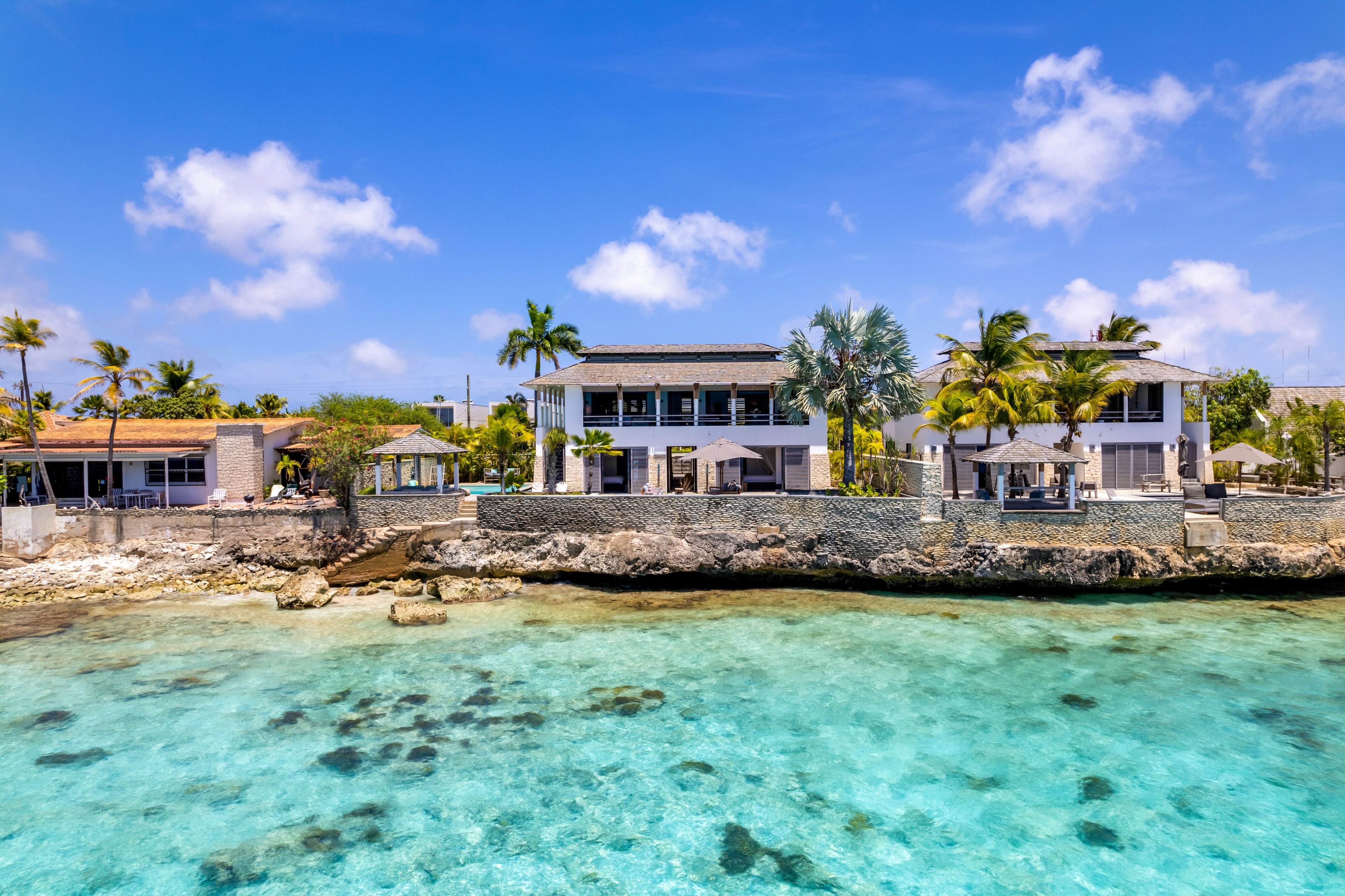 Mi Casa aan de rotskust, met de Caribische Zee op de voorgrond