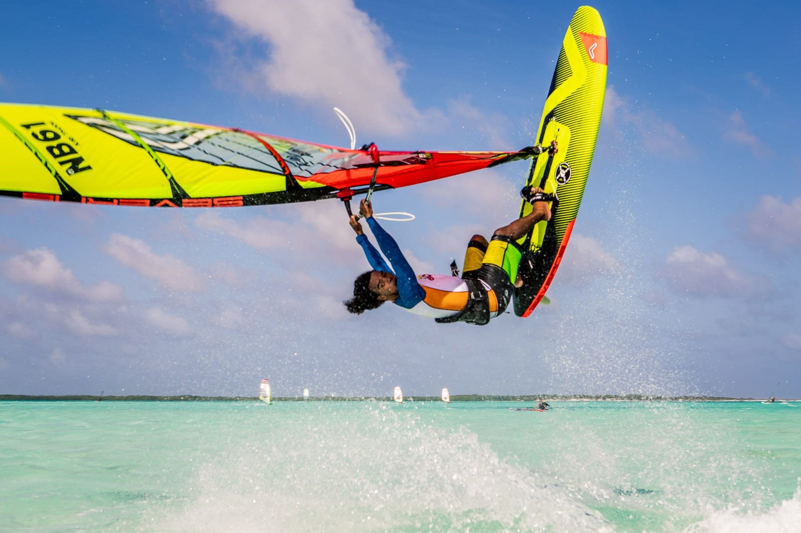 Windsurfer boven het turquoise water van Bonaire