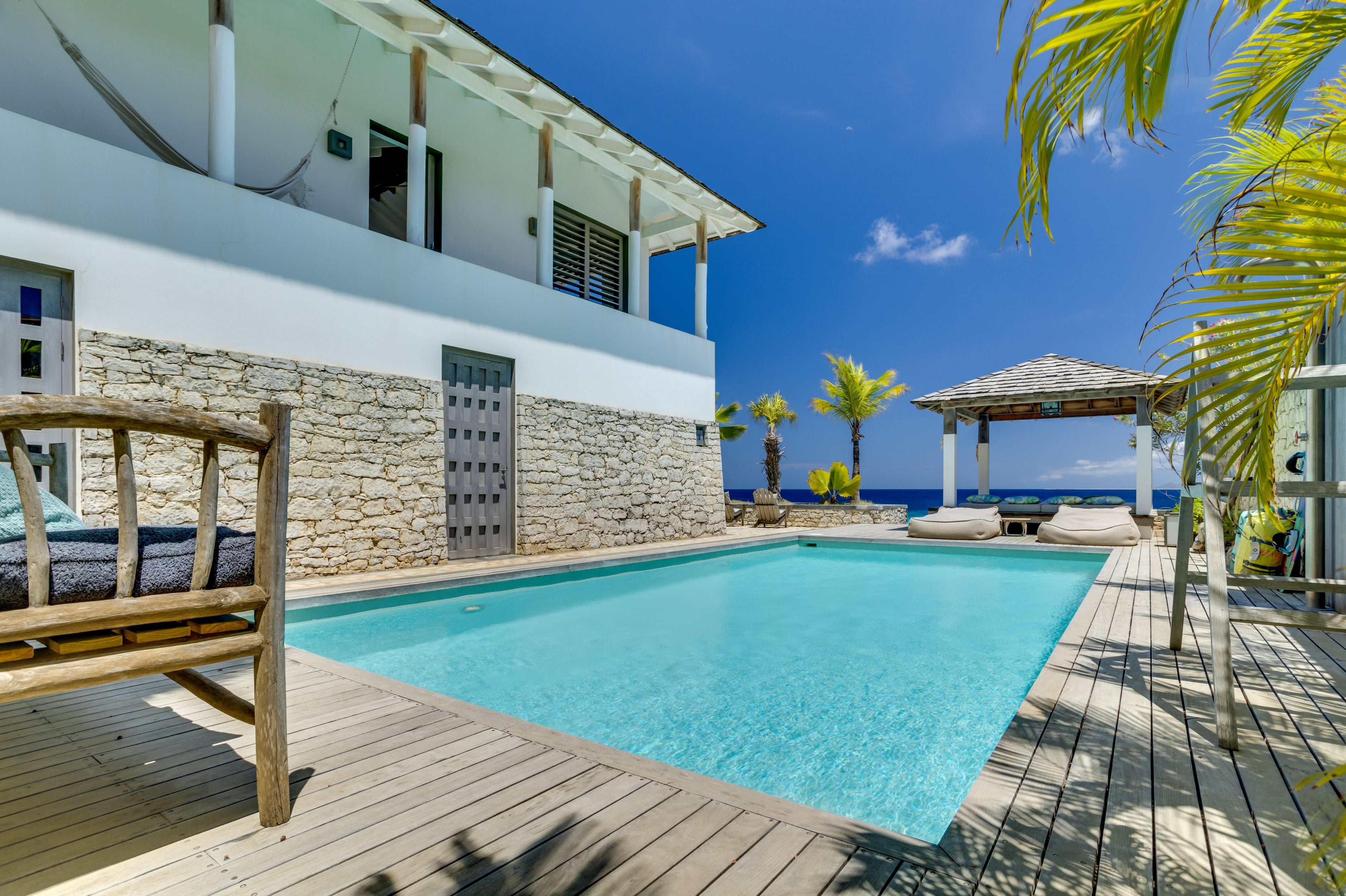 Het privézwembad en het prieel aan de zeezijde van Villa Mi Casa Bonaire
