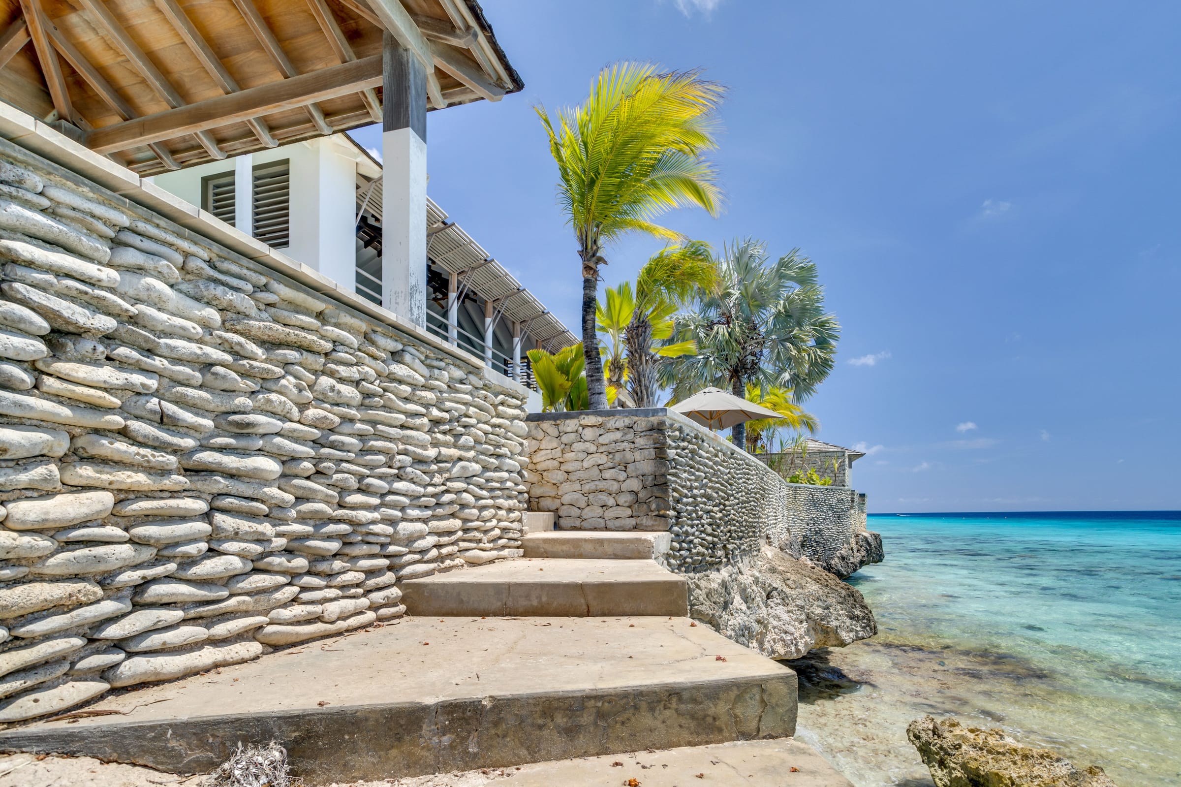 Stenen trap van het terras naar de Caribische Zee