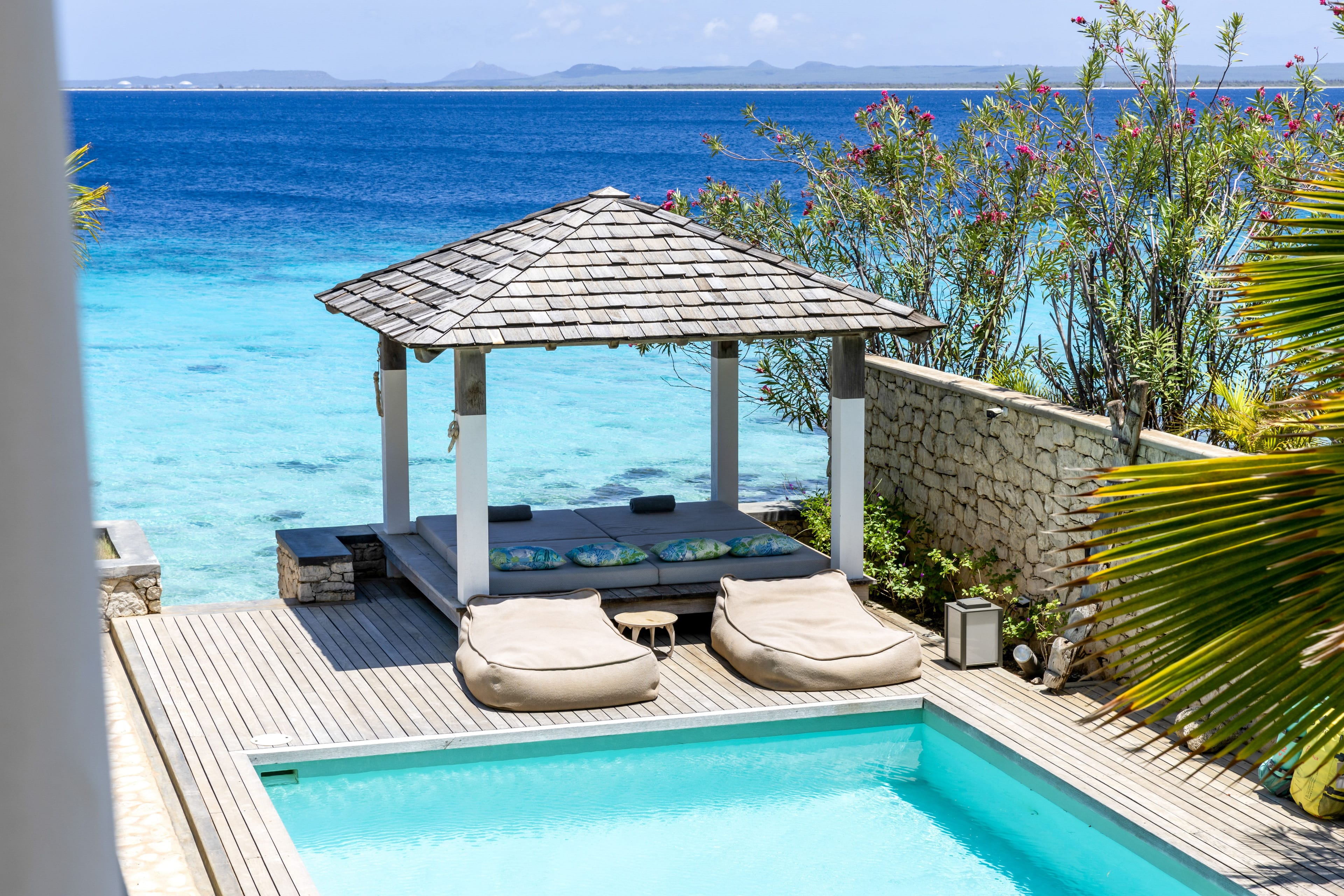 Uitzicht vanaf het balkon over het zwembad en de Caribische Zee