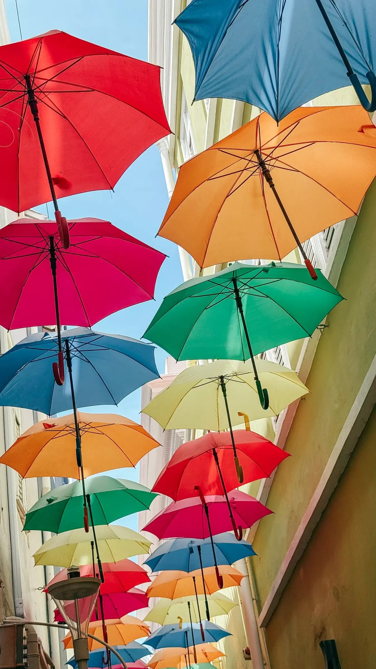 Sonnenschirme und bunte Fassaden in Punda, Willemstad