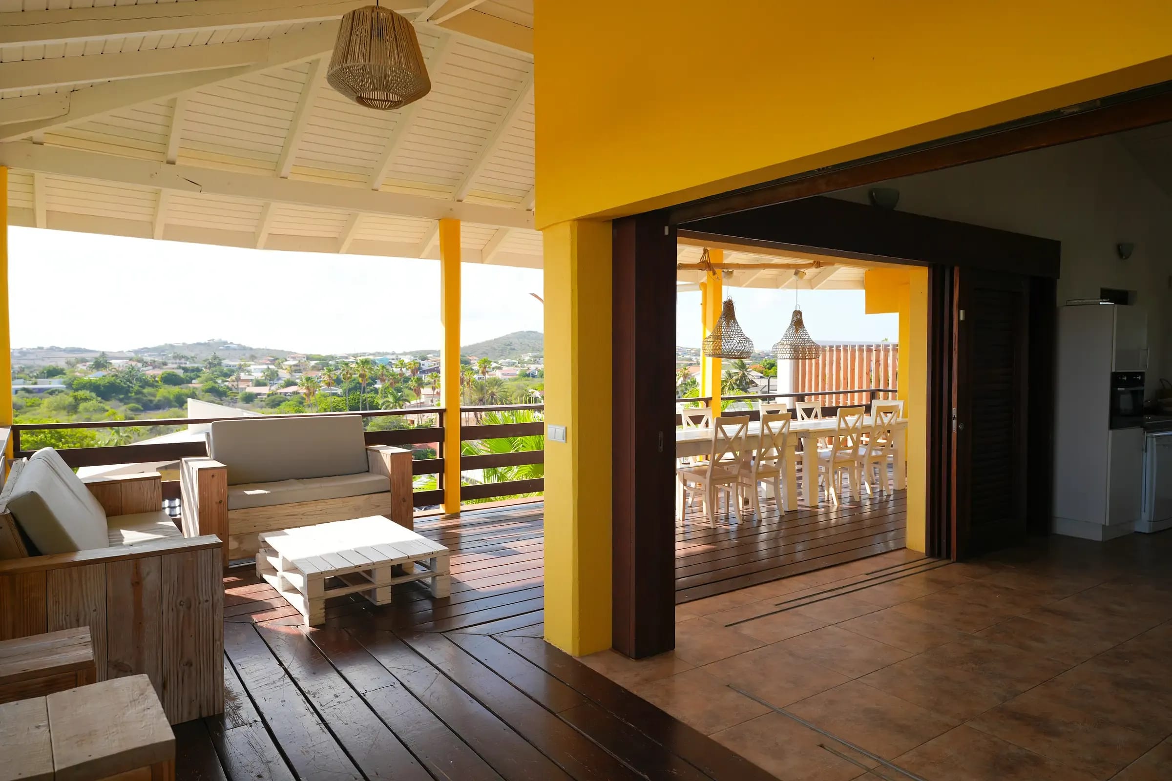 Balkon van de villa met uitzicht over het Spaanse Water