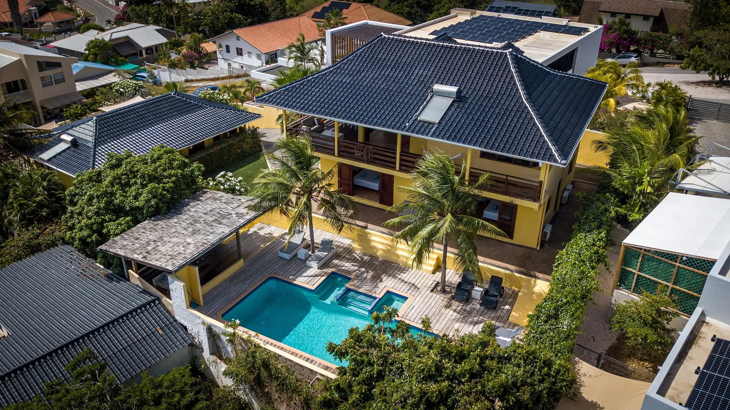 Luchtfoto van Villa Sandemarie met privézwembad en zicht op Spaanse Water