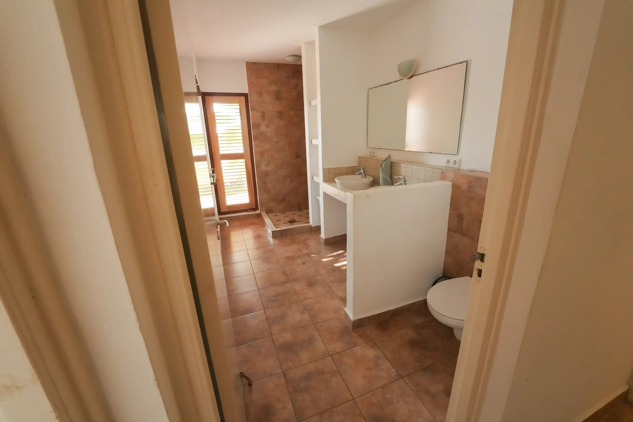 Badkamer met inloopdouche en twee wastafels