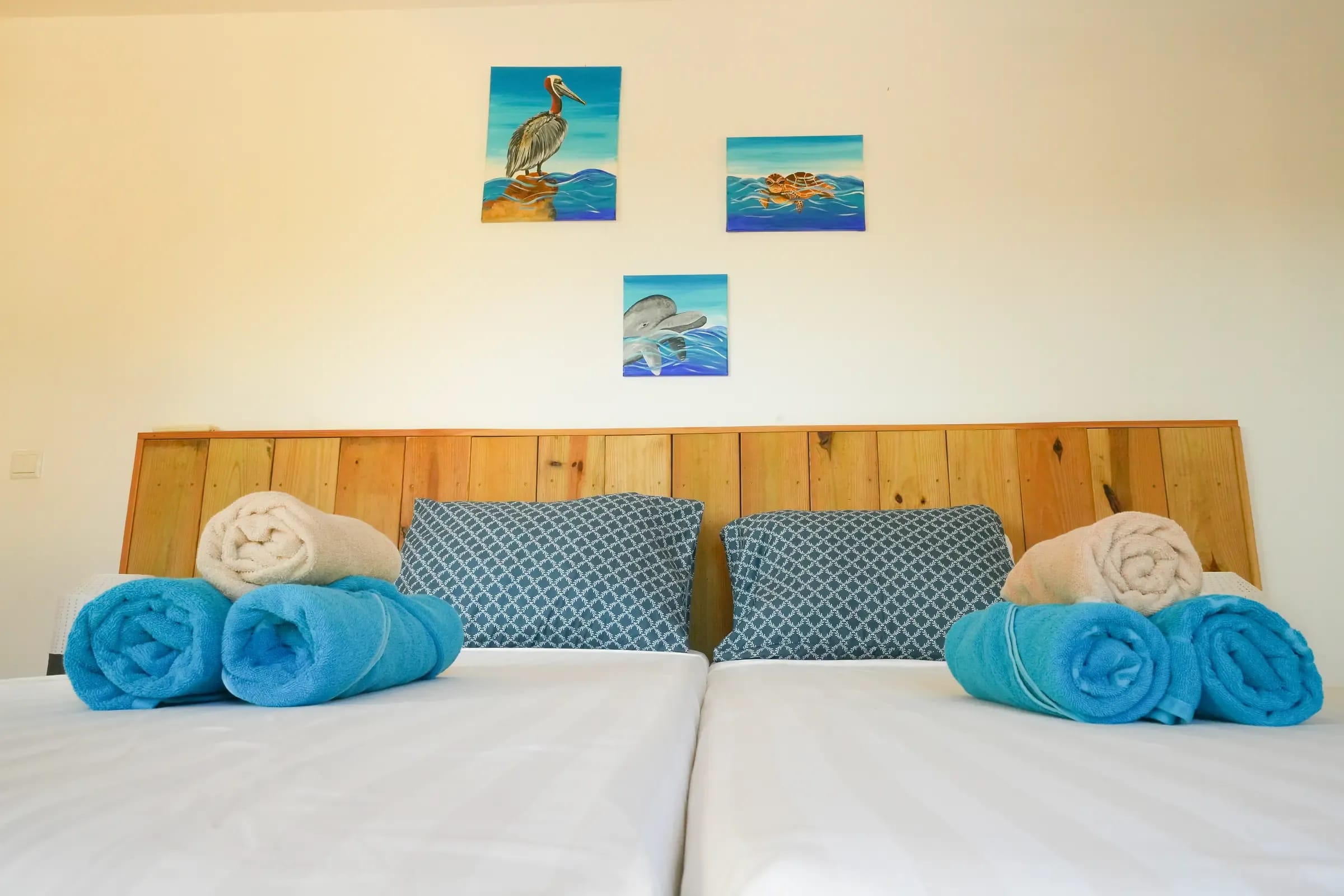 Slaapkamer met twee 1 persoonsbedden en airco