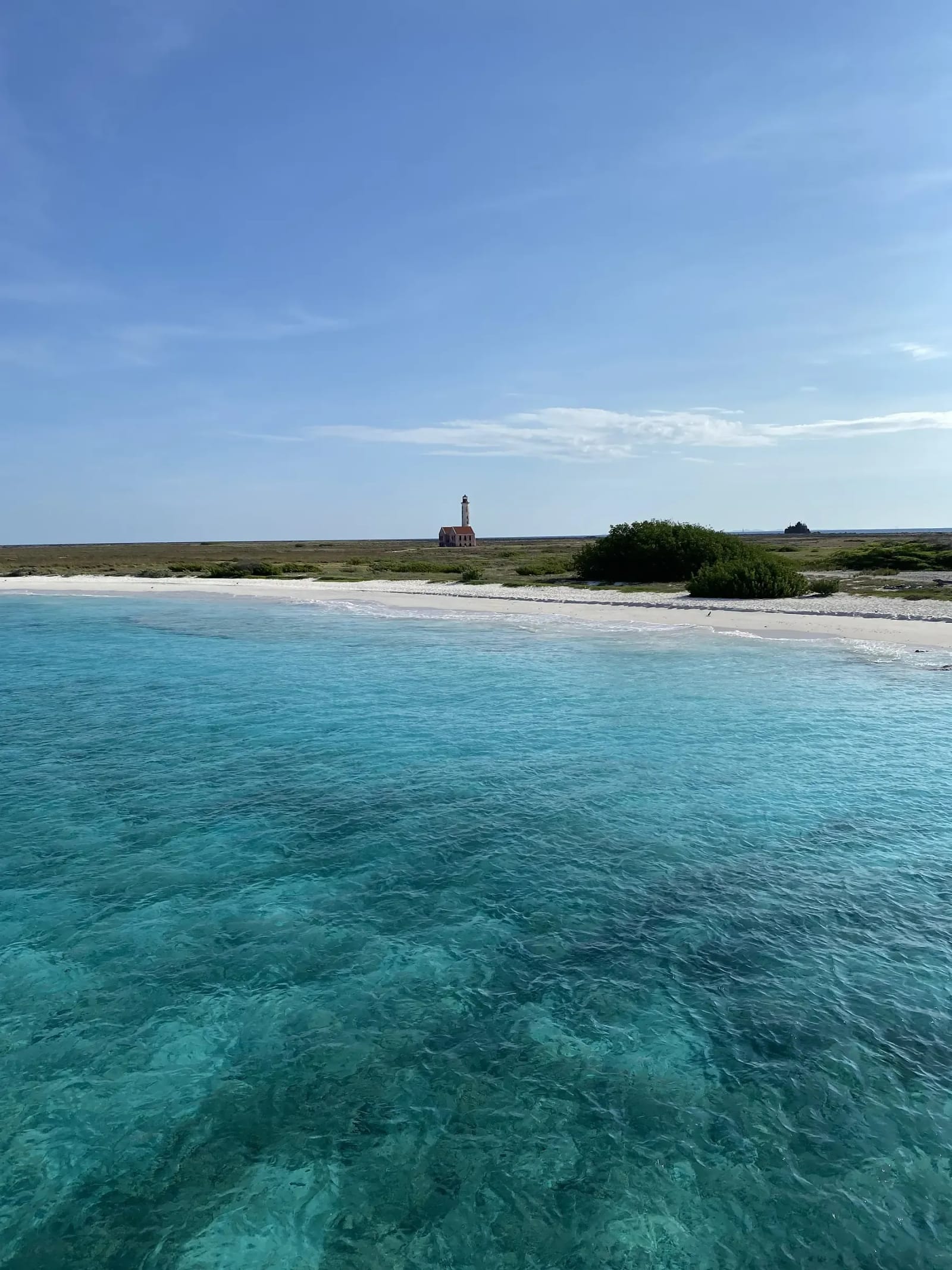 Klein Curaçao met helderblauw water, wit strand en de oude vuurtoren